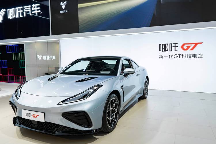 广州212哪吒汽车在智能汽车领域的表现，领途汽车在新能源汽车市场中的影响力